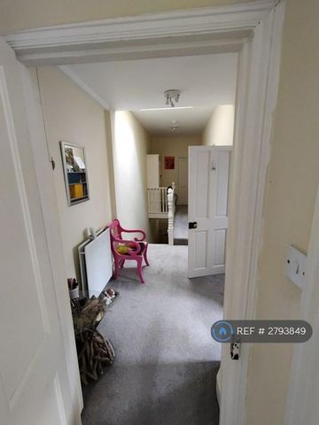 1 bedroom in a flat share to rent - Photo 4