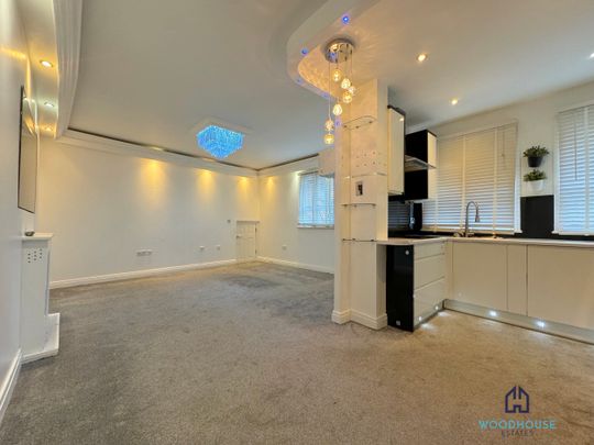 Alderman Court, Constable Close, London, N11 - One Bedroom Flat To Rent - £344pw / £1,500pcm - Photo 1