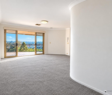 Spacious Three-Bedroom Apartment with City & Mountain Views - Photo 4