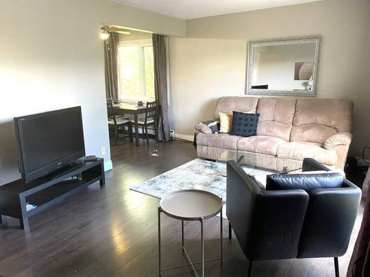 Edmonton Furnished Condo Rental in University & Whyte Ave - Renovated Apartment in King Edward - Photo 1