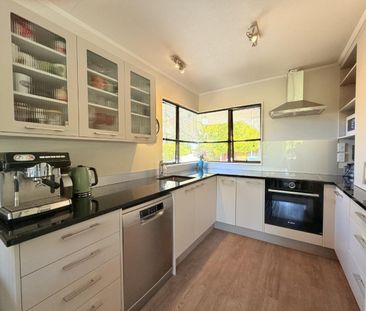 Modern Three-Bedroom Home with Sunroom and Stunning Views - Photo 6