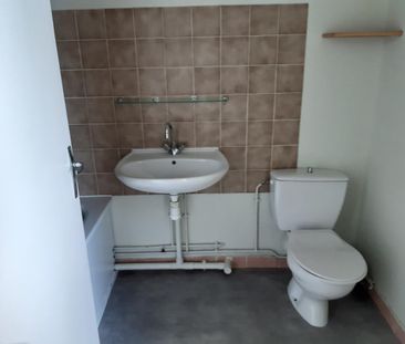 Location Appartement 2 pièces 52 m² Sainte-Sévère - Photo 5