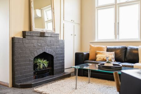Spacious and sunny in St Kilda! - Photo 2
