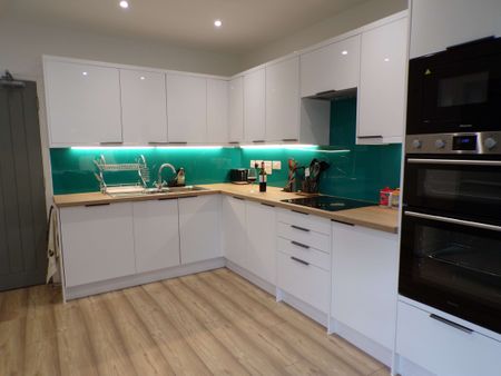 Exceptional house share, close to hospital, industrial estates, town centre and transport services Winston - Photo 5