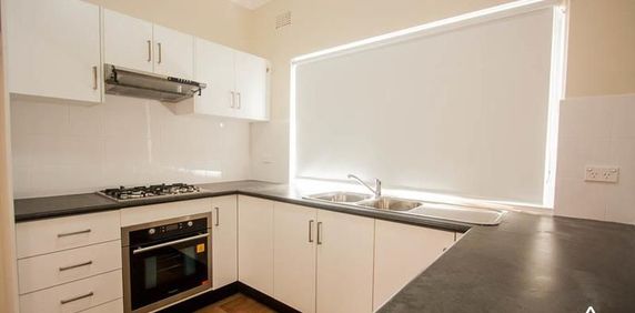 Charming 3-Bedroom House in Prime Location - Your Perfect Home Awaits! - Photo 2