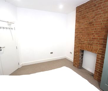 A bright DOUBLE ROOM with storage within a flat share in Wembley. - Photo 1