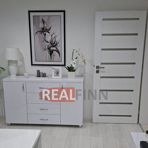 Prenájom - 2 izbový byt s balkónom po úplnej rekonštrukcii s nadštandardným zariadením - Photo 1