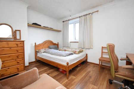 4 bedroom semi-detached house to rent - Photo 4