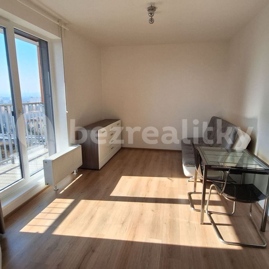 Pronájem bytu 1+kk • 35 m² bez realitkyNad Úžlabinou, Praha - Malešice - Photo 1