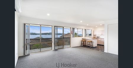 Breathtaking Lake Views – Relaxed Lakeside Living - Photo 2