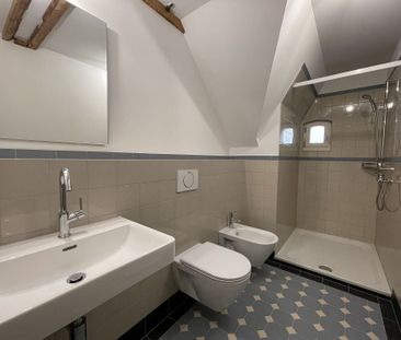 Charmante 2.5-Zimmer-Dachwohnung - Photo 2