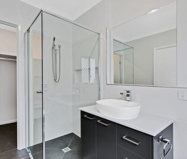 Family Living - Modern 4 bedroom + Media + Air Conditioning - Photo 6