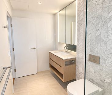 Elegant Two-Bedroom Apartment with Harbour Views in Milsons Point - Photo 6