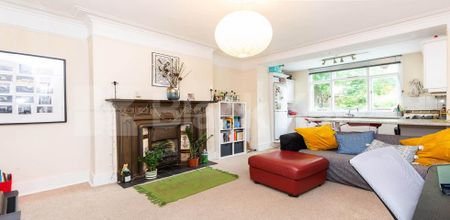 Great size one bed set within a period house. - Photo 2