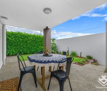 Spacious 3-Bedroom Townhouse with solar & Double Lock-Up Garage in Sought-After Corinda includes water and most of electricity. - Photo 2