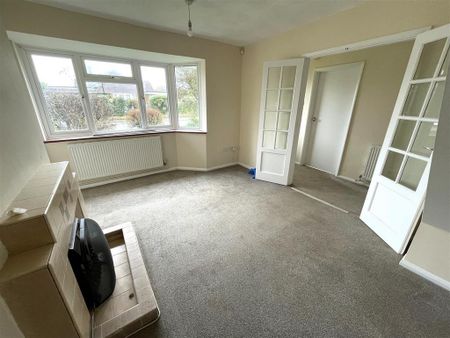 4 bedroom semi-detached bungalow to rent - Photo 2