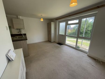 2 bedroom ground floor flat to rent - Photo 2
