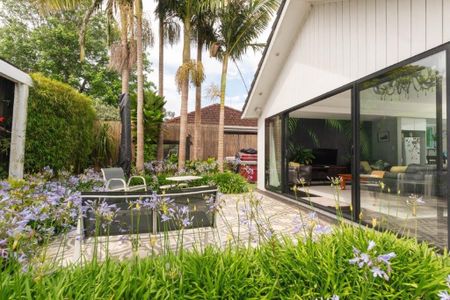 Family home in Hillpark - Photo 3