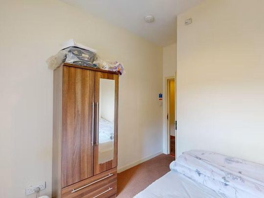 4 bedroom house of multiple occupation to rent - Photo 1