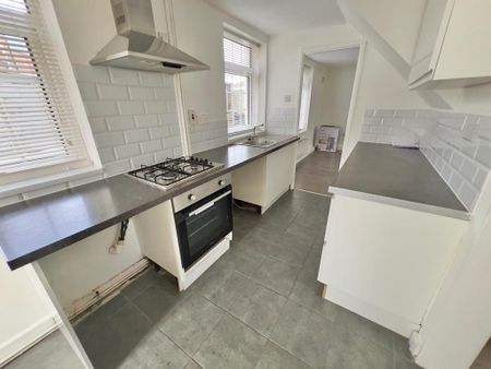 3 bedroom semi-detached house to rent - Photo 5