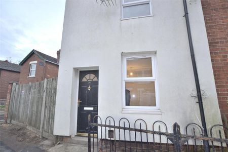 2 bedroom end of terrace house to rent - Photo 5