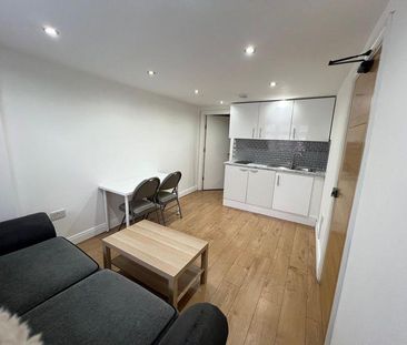 1 bedroom in a house share to rent - Photo 4