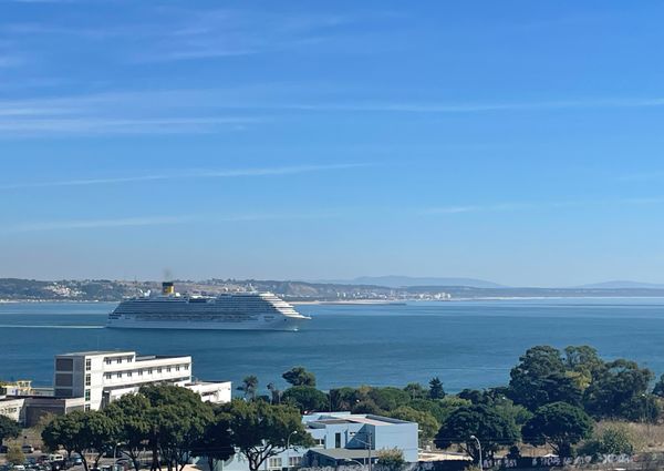 Apartamento T3 com estacionamento e vista de mar em Santo Amaro de Oeiras