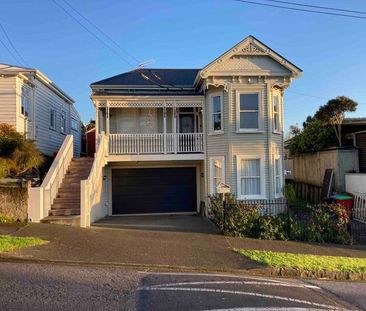 Classic Four Bedroom Villa Recently Renovated - Photo 4