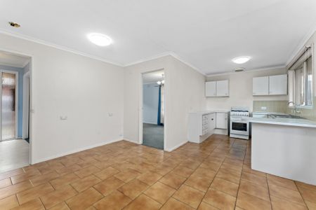 Family Home Just Steps from Sunbury Square! - Photo 2