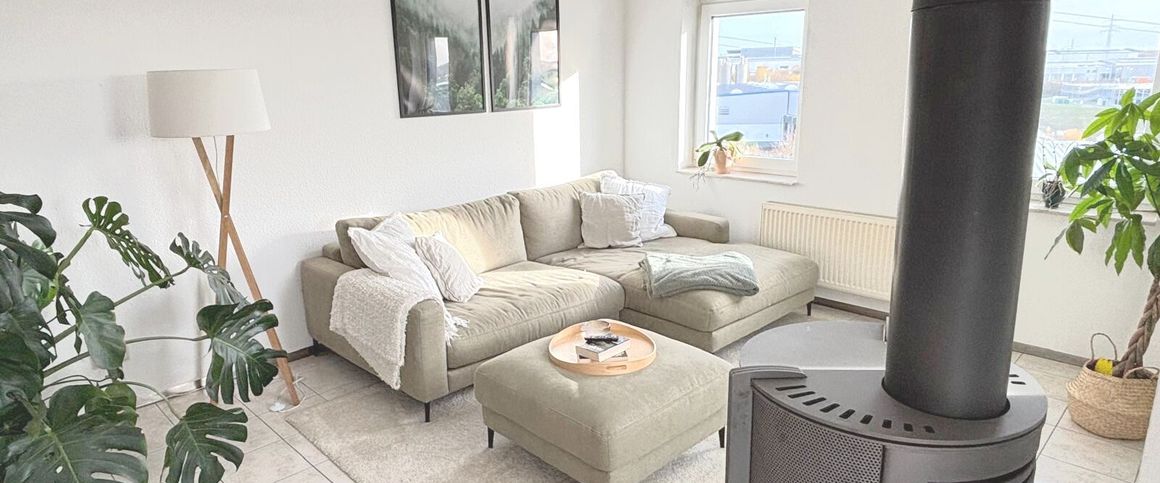 Trierweiler: Helle 2-Zimmer-Wohnung mit Südbalkon, Einbauküche und Holzofen mit perfekter Lux-Anbindung. - Foto 1