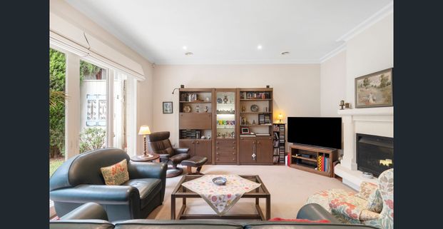 TIMELESS GRANDEUR IN BLUE-CHIP LOCALE - Photo 1