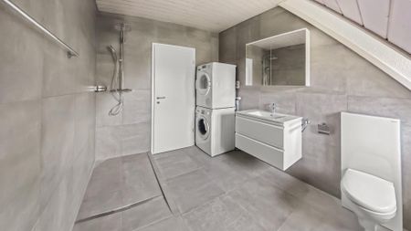 Grosszügige, helle Dachwohnung mit saniertem Bad - Foto 3