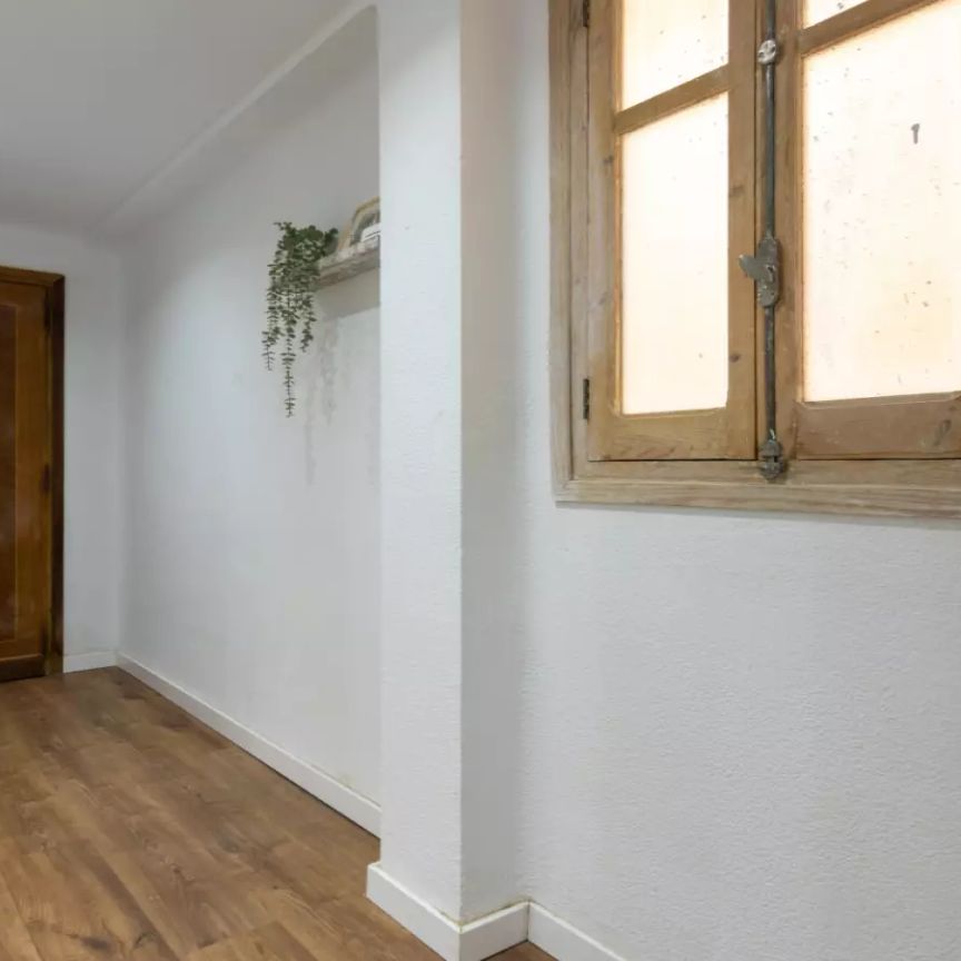 Room for rent in 5-bedroom apartment in Soternes, Valencia - Photo 1
