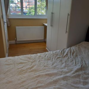 1 bedroom in a house share to rent - Photo 2