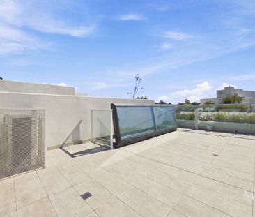 Stylish 2-Bedroom Apartment with Private Rooftop - Photo 6