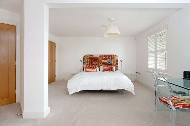 An opulent town house with stunning views of The River Hamble - Photo 1