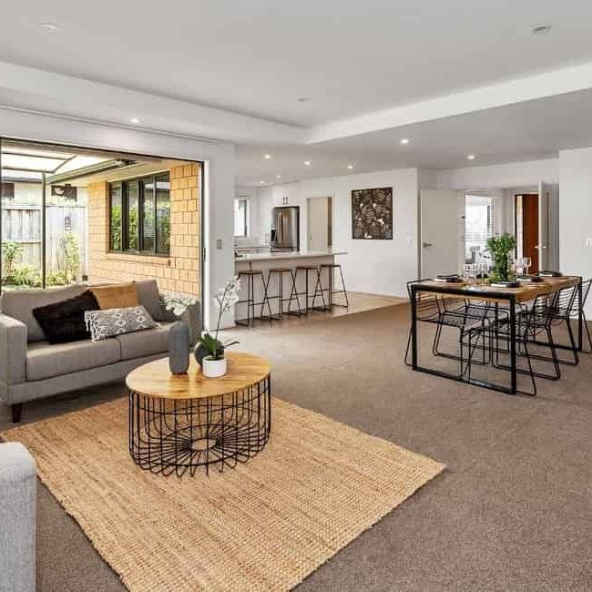 Outstanding Spacious Executive 4 Bedroom 2 Bathroom Home - Photo 1