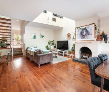 Spacious 3-Bedroom Home with Renovated Ensuite & Private Courtyard - Photo 3