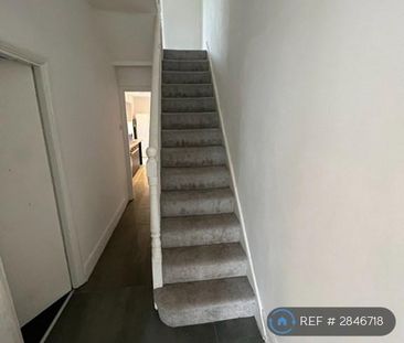 4 bedroom semi-detached house to rent - Photo 6