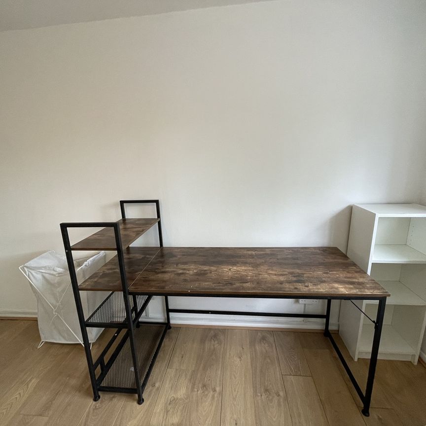 Room in a Shared House, Phoenix Close, E8 - Photo 1