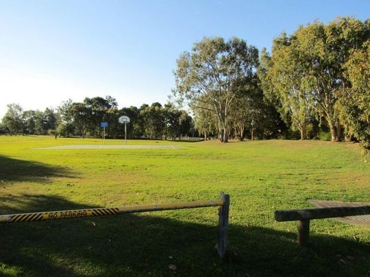 Immaculate fully air-conditioned home just waiting for the perfect couple or family! - Photo 1