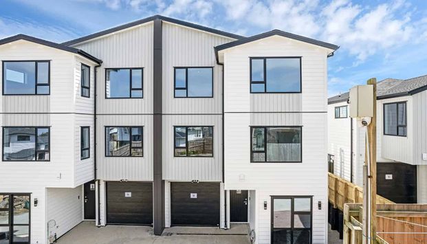 Spacious 6-Bedroom Townhouse for Rent in Manurewa – $900/Week - Photo 1