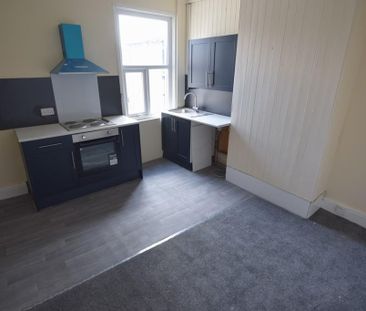 3 bedroom flat to rent - Photo 2