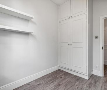 2 bedroom flat in London - Photo 4