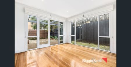 Renovated, Light And Bright House In Excellent Location - Photo 4