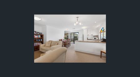 Townhouse with Ducted R/C Air Conditioning - Photo 4