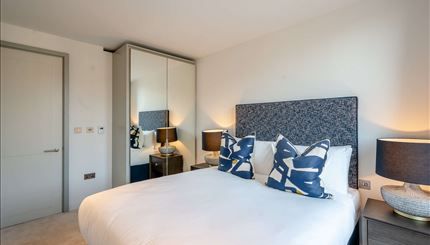 Luxurious 2-Bedroom Apartment with Private Balcony & High-End Amenities in Central London - Photo 4