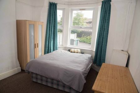 5 bed Semi-Detached House for Rent - Photo 3