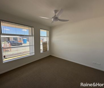 Beautiful 4-Bedroom Home with Large Open Living - Munno Para Downs - Photo 5