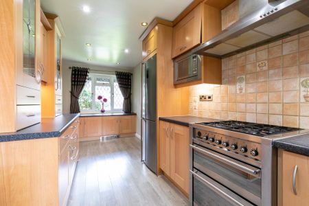 Weston Grove, Bagshot, Surrey, GU19 - Photo 5